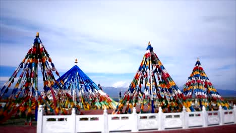 Tiro-De-Lapso-De-Tiempo-De-Banderas-Tibetanas,-Pagodas,-Templos---Estructuras-Religiosas