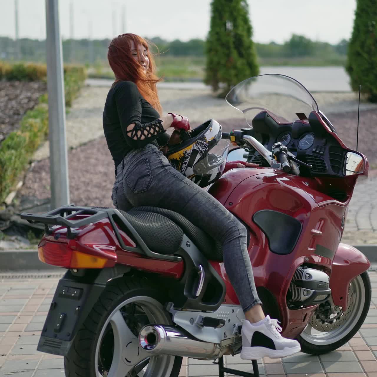 오토바이에 앉아 소녀