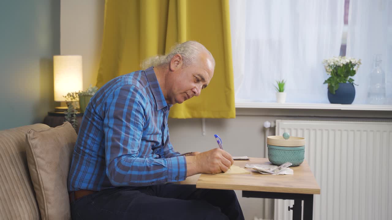 돼지 은행에 돈을 던지는  ⁇ 은이. 가정 경제와 저축.