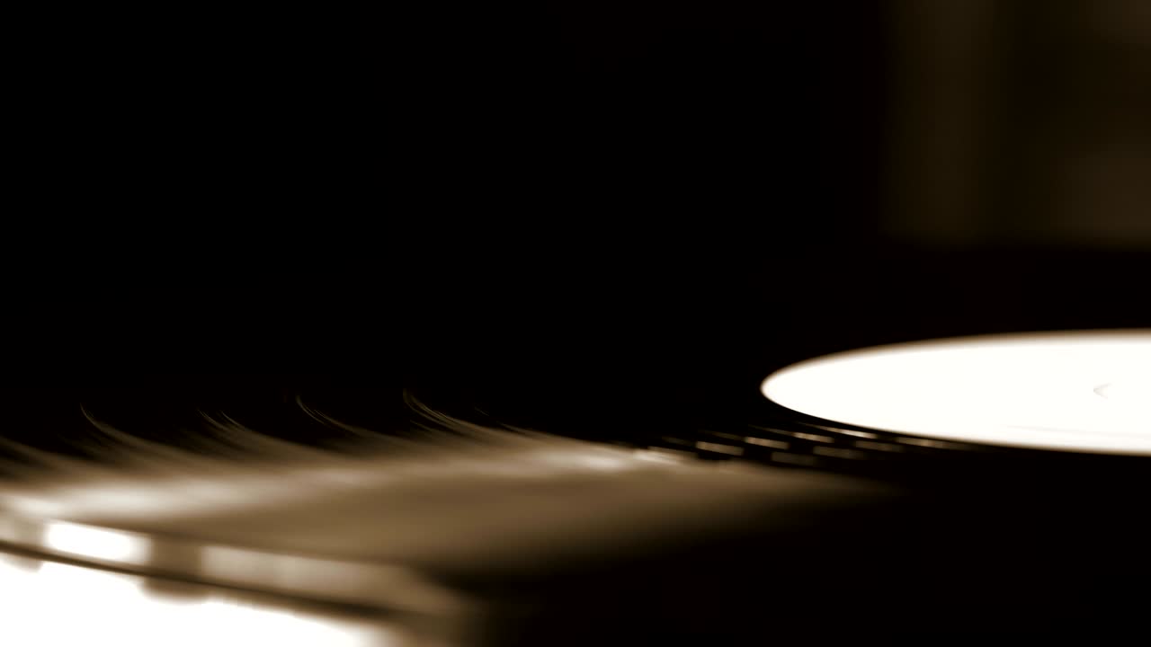 회전하는 회전판에 dj 헤드