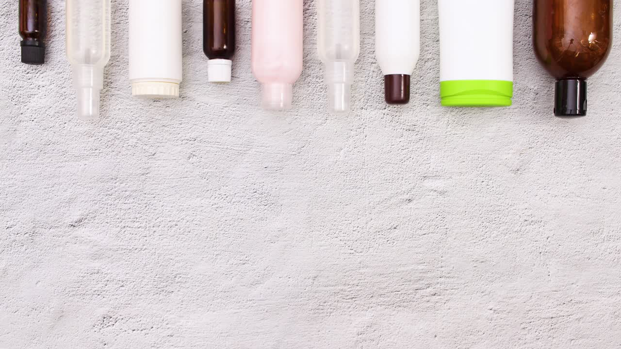 las botellas de cosméticos para el cuidado de la piel aparecen en la parte superior.