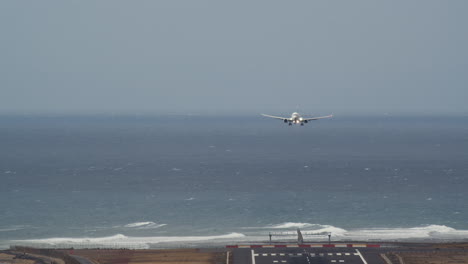 Das-Flugzeug-Landet-Auf-Dem-Flughafen