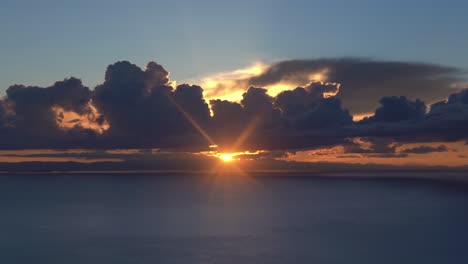 Puesta-De-Sol-Ardiente-Sobre-El-Lago-Titicaca,-Isla-De-Amantani-En-Perú---Cierre-El-Lago-Más-Alto-Del-Mundo,-Colores-Mágicos-Del-Agua-En-El-Templo-De-La-Madre-Tierra