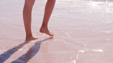 Mujer-Caminando-Sobre-La-Arena-En-La-Playa