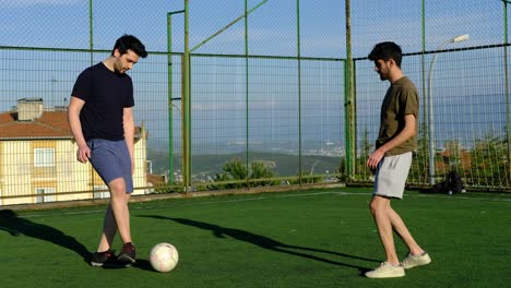 Zwei-Junge-Fußballspieler