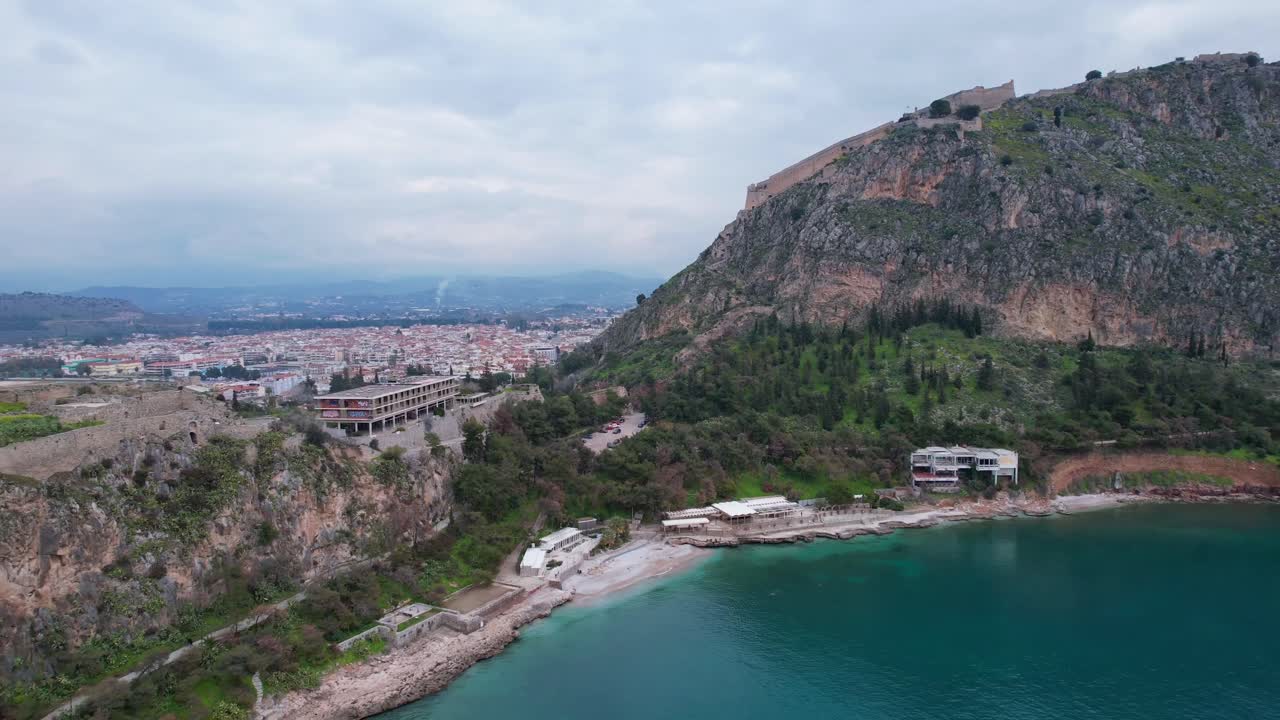 Filmato aereo con drone che rivela la splendida spiaggia di Arvanitia e la storica città di Nafplio, Grecia