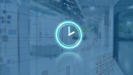 animación de reloj en movimiento y procesamiento de datos diversos en la oficina en segundo plano