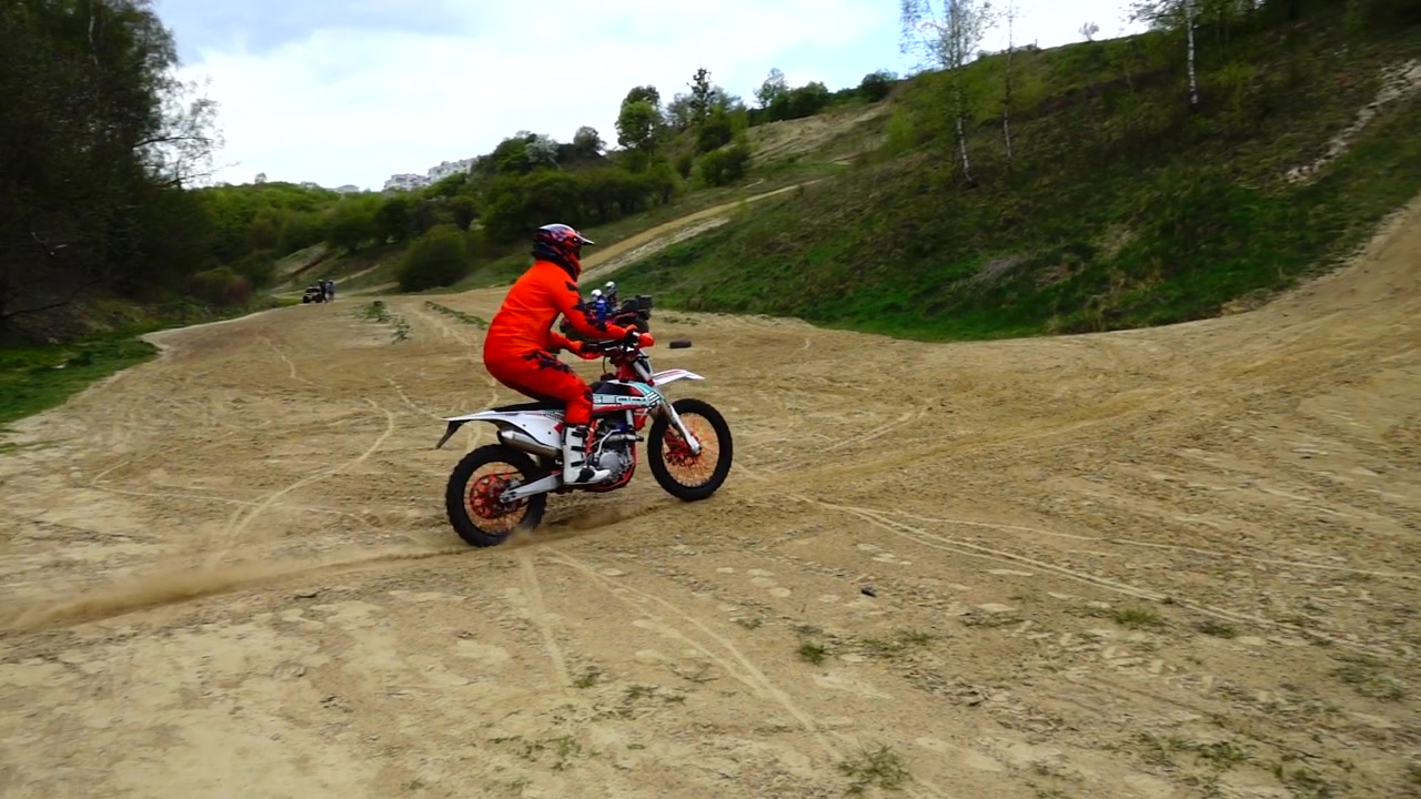 Motocicletas desconhecidas treinam em terreno montanhoso. Em câmera lenta.