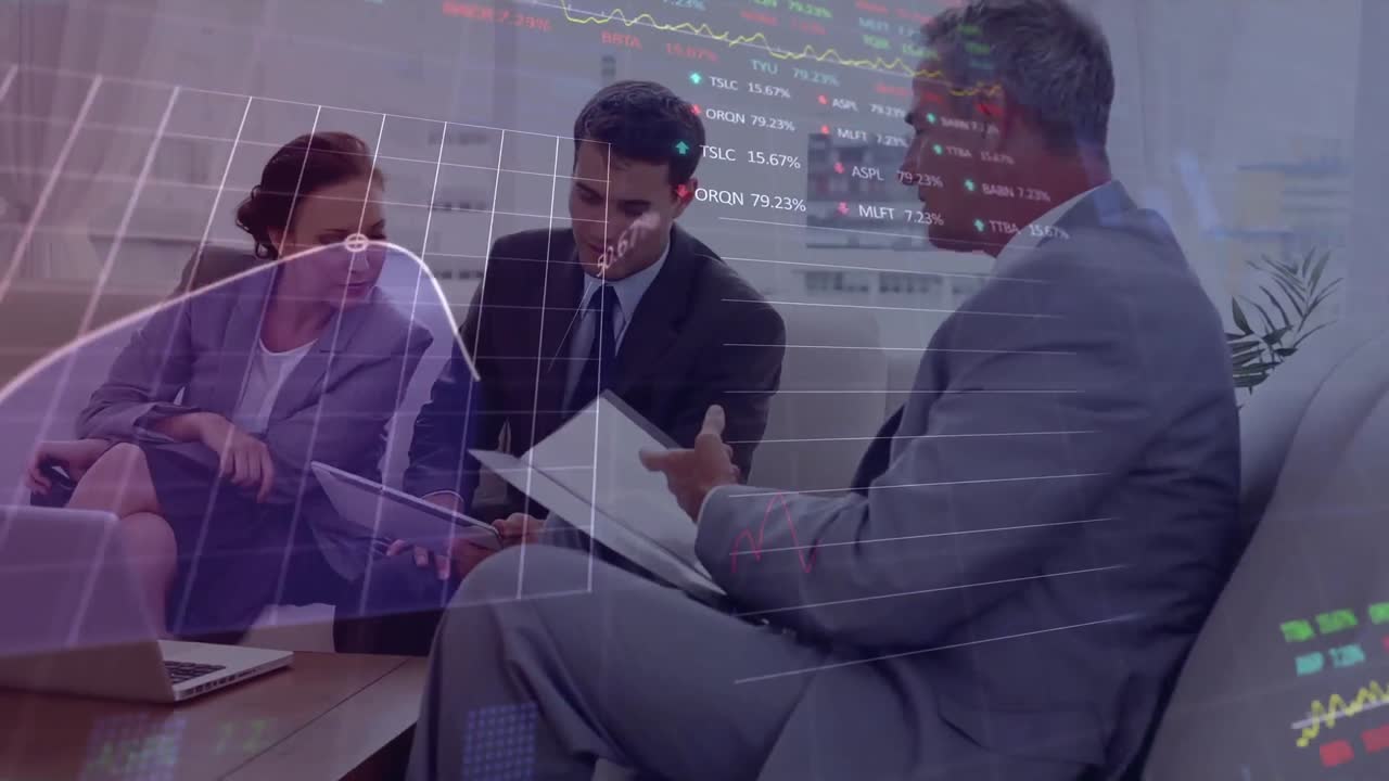 animação do processamento de dados do mercado de ações sobre diversos empresários discutindo no escritório