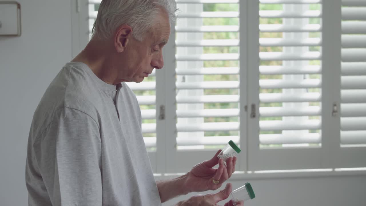 집 에서 혼자 있는 노인