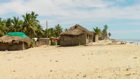 Weitblick-Auf-Primitive-Gebäude-Am-Sandstrand-Im-Dorf-Moree,-Ghana