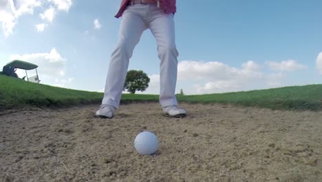 Dame,-Die-Golf-Spielt-00