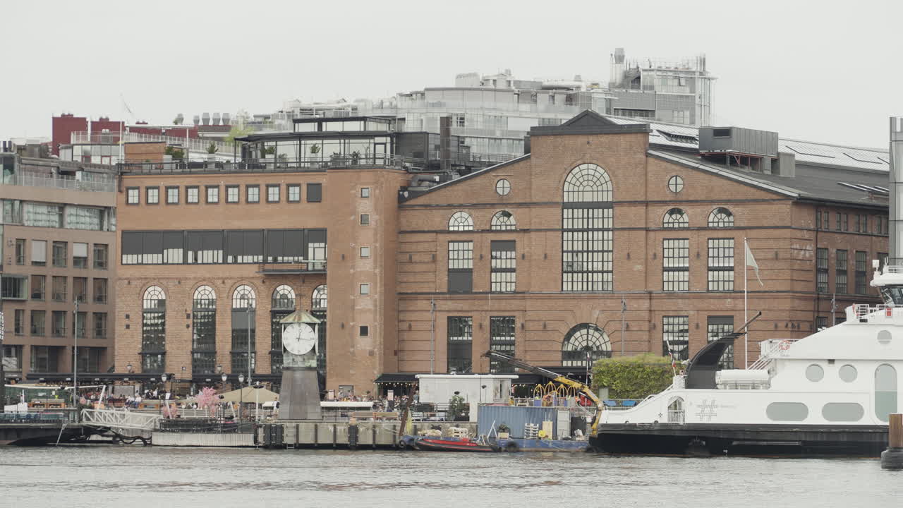 escena frente al mar de estocolmo con edificios y buques históricos