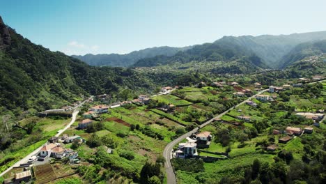 Atemberaubende-Drohnenaufnahmen-Der-Landschaft-Madeiras-An-Einem-Sonnigen-Tag