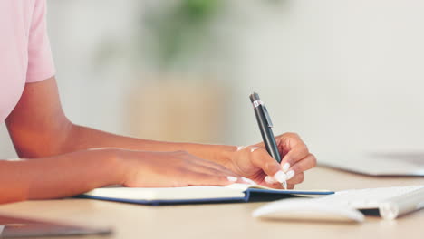 periodista tomando notas y planeando su próximo