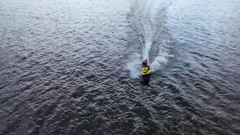 Antenne-Von-Jet-Skifahrern,-Die-Spaß-Mit-Jet-Ski-Auf-Dem-Ross-R-Barnett-Stausee-In-Der-Nähe-Des-Alten-Trace-Park-Jackson-Mississippi-Haben