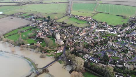 un pueblo inundado en bedfordshire en la casa del río inundado