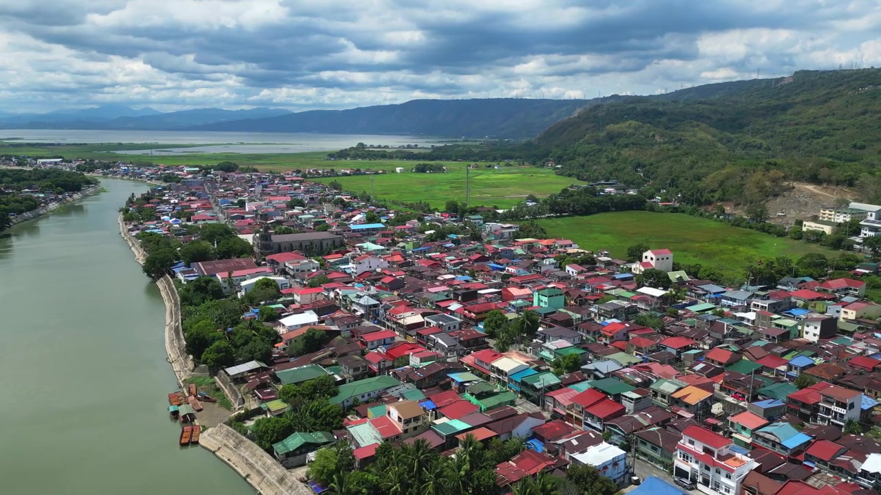 Rekaman udara sinematik kota Lumban di Provinsi Laguna menampilkan komunitas Filipina, pemandangan pedesaan, dan lanskap alam Luzon timur
