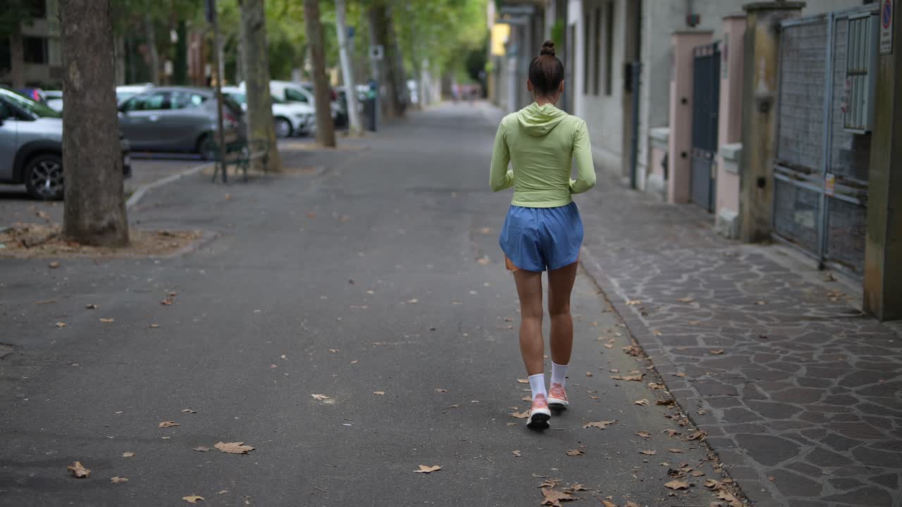 mujer corriendo en una calle de la ciudad