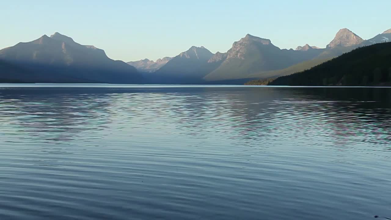 일몰, 빙하 국립 공원, 몬태나, 미국에서 맥도날드 호수를 가로지르는 전망