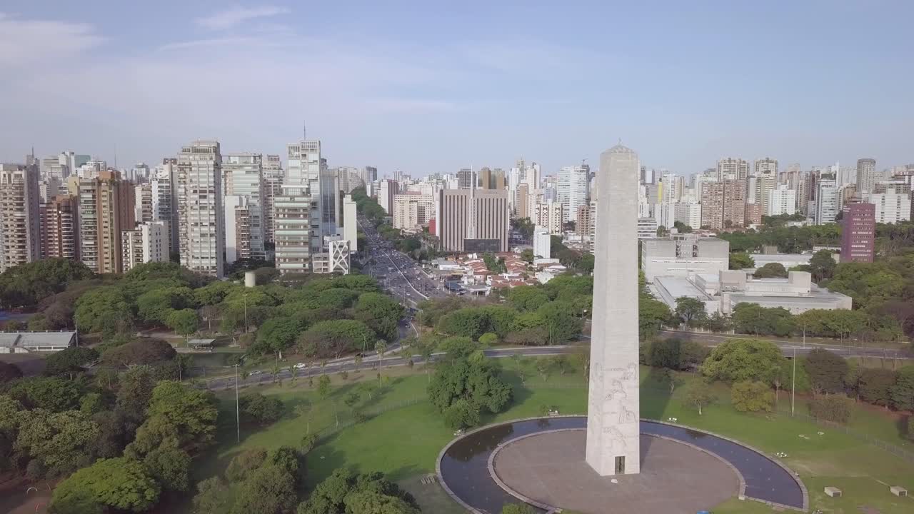 Centro di San Paolo vicino al Parco Ibirapuera durante un tramonto soleggiato - ripresa aerea lenta con drone