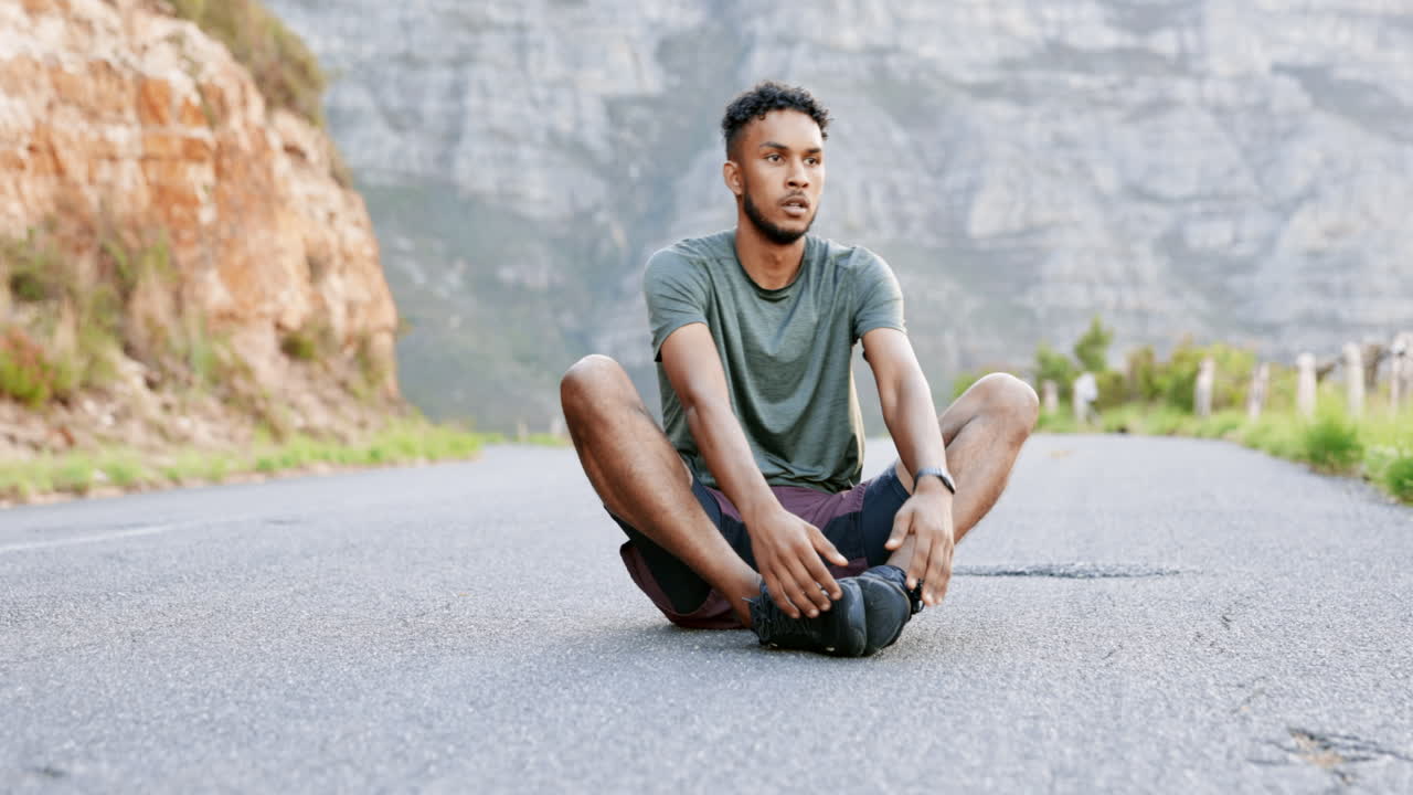 Fitness, hombre estirando piernas en montaña