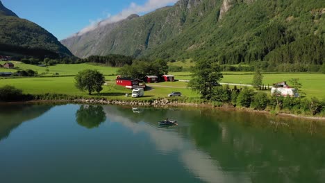 Una-Mujer-En-El-Barco-Pesca-Un-Pez-Girando-En-Noruega.