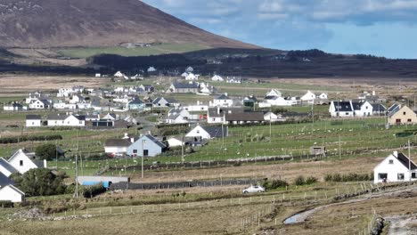 Lange-Objektiv-Drohnenaufnahme-Des-Dorfes-Keel-Auf-Achill-Island