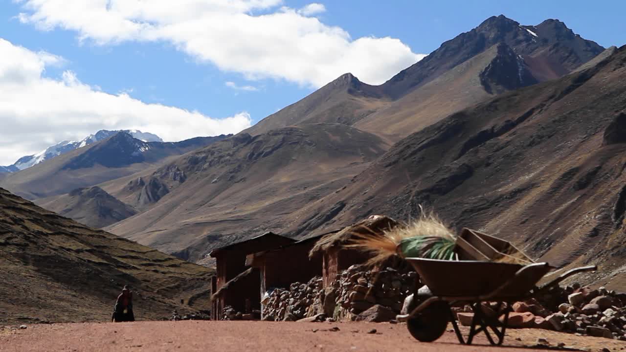 mujeres tradicionales caminando por la carretera