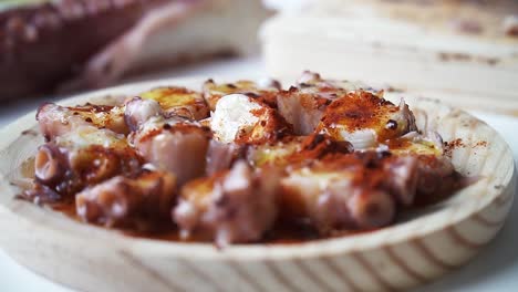 Primer-Plano-De-Pulpo-Con-Aceite-Y-Pimentón-En-Una-Tabla-De-Madera-Que-Se-Sazona-Para-Cocinar