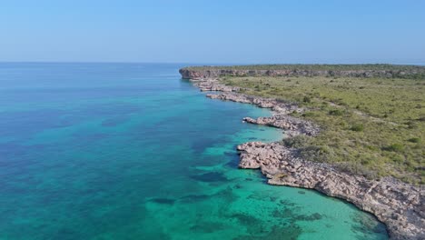 Exotische-Landschaft-An-Der-Küste,-Drohnenflug-Entlang-Einer-Tropischen-Insel-Im-Sommer