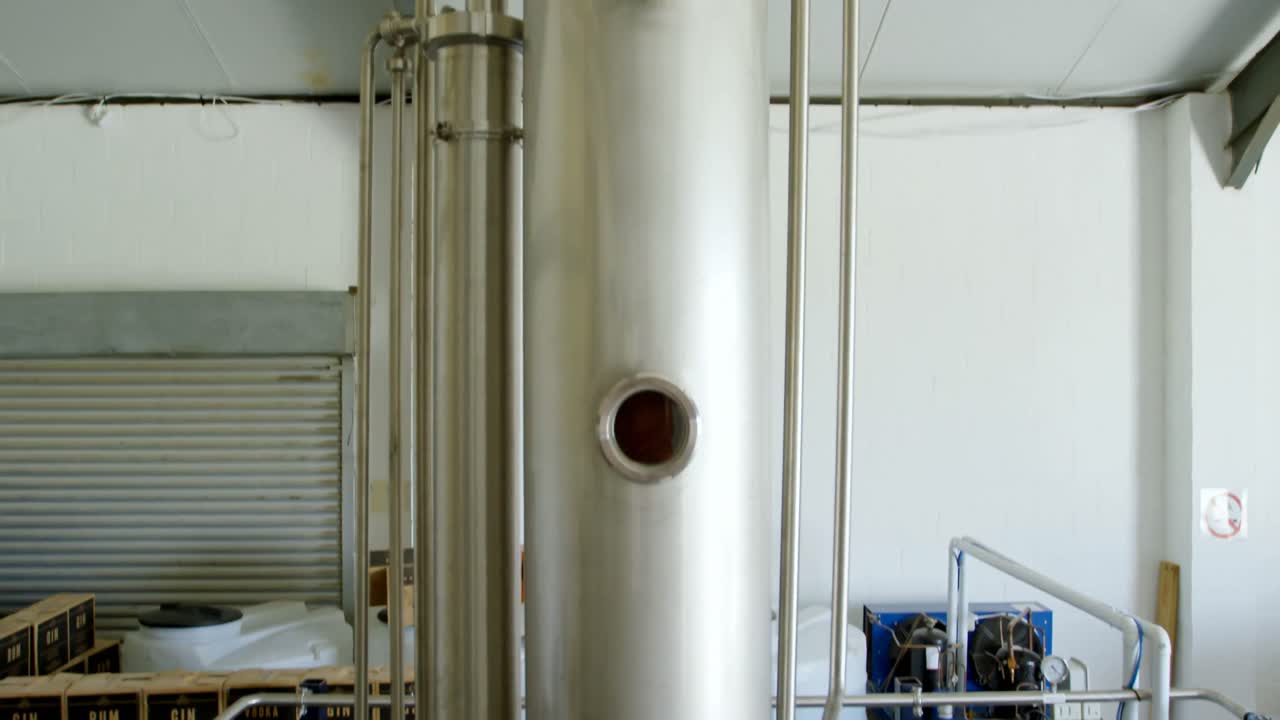 tanque de destilación en la fábrica 4k