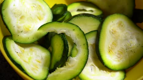 calabaza verde en rodajas en un bol para cocinar