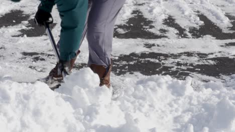 Schnee-Schaufeln-Im-Winter