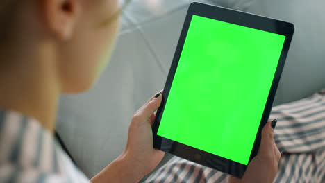 mujer sosteniendo una computadora tablet en casa de cerca. estudiante viendo en línea