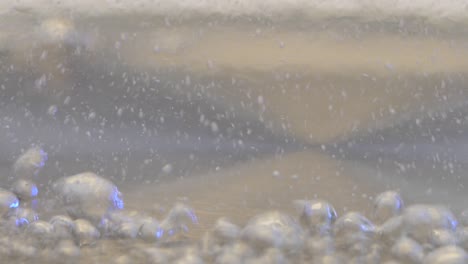 el agua en el hervidor se calienta y burbujea