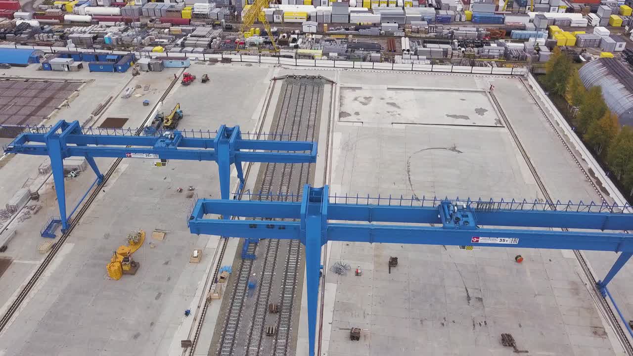 크레인 및 무거운 기계와 함께 건설 현장