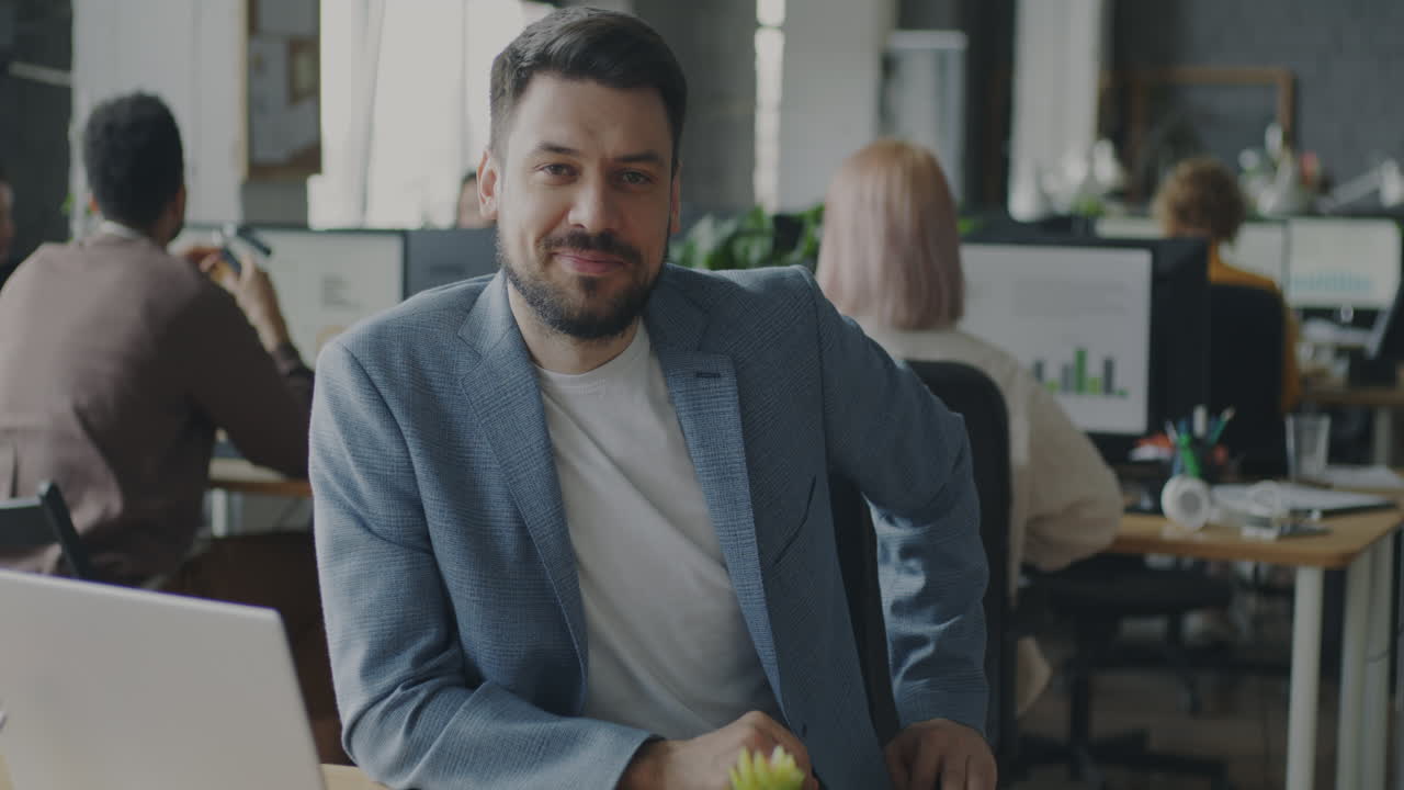 hombre de negocios en el cargo