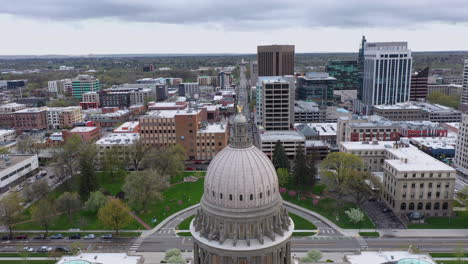 Primer-Plano-De-La-Cúpula-De-La-Capital-Del-Estado-De-Boise,-Idaho,-Con-Vistas-Al-Horizonte