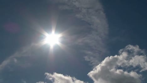 sol y nubes blancas en el lapso de tiempo