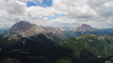 Nationalpark-Drei-Zinnen-In-Den-Dolomiten.-Wunderschöne-Natur-Italiens.