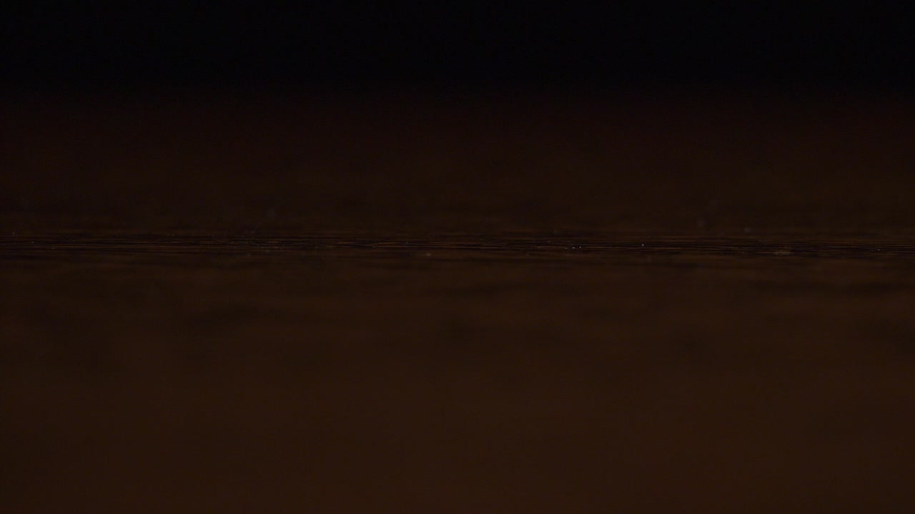 어두운 표면에 어져있는 유로 지폐