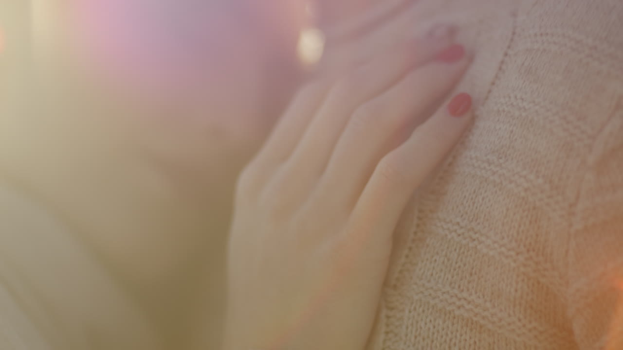 여자 는 발렌타인 데이 에 해 가 지는 때 남자 를 포옹 한다