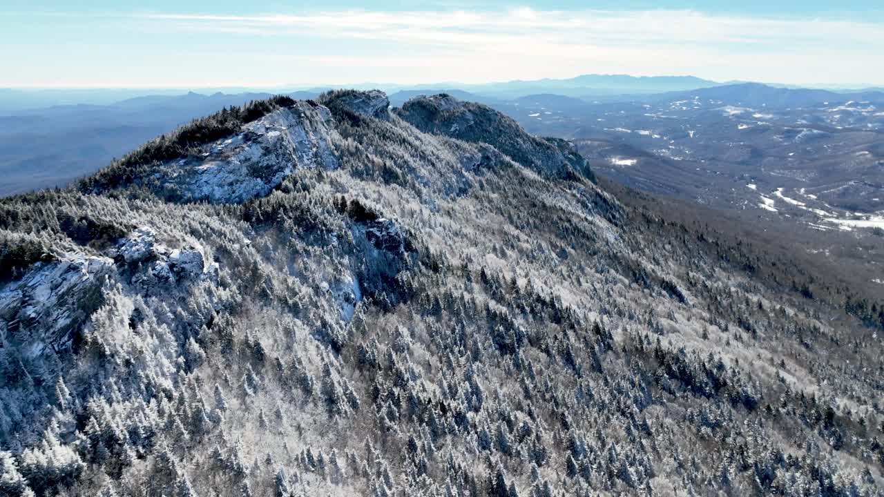 겨울에 할아버지 산 (nc) 의 꼭대기에서 공중 바위 산맥