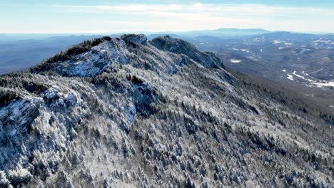 Cresta-Rocosa-Aérea-En-La-Cima-De-La-Montaña-Abuelo-Nc-En-Invierno