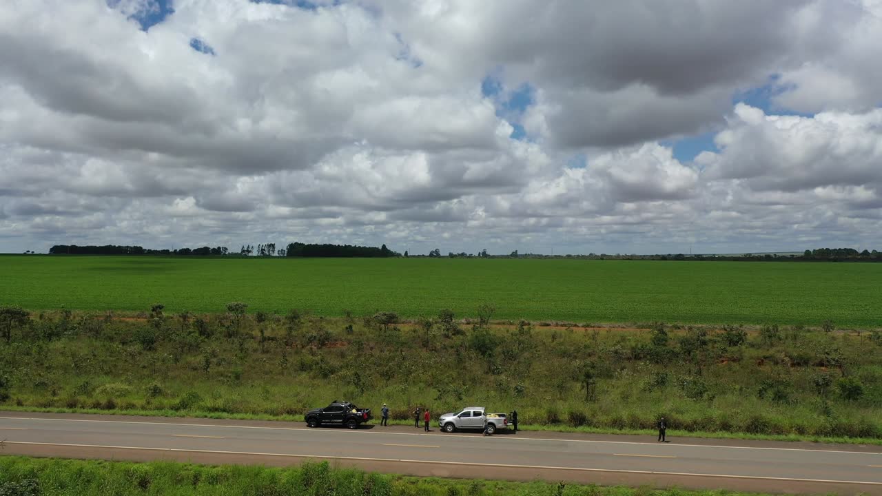 자연 서식지의 삼림 벌채로 인한 열대우림 가장자리에 있는 브라질 사바나의 거대한 농장 - 공중 비행