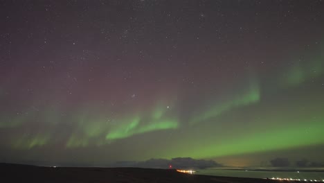 Fascinante-Espectáculo-De-Auroras-Boreales-En-El-Cielo-Nocturno-Sobre-El-Mar