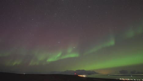 espectáculo hipnotizante de las luces del norte en el cielo nocturno sobre el mar