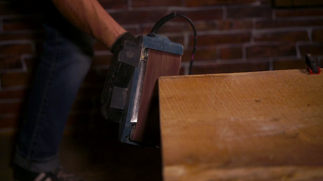 기계 및 수동 샌더로 목재 가공