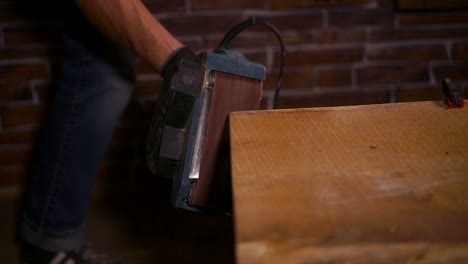 trabajo de la madera con lijadora eléctrica y lijadora manual